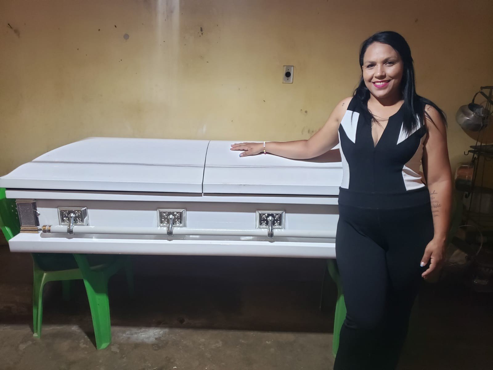 Ex-funcionária de funerária faz acordo e recebe ‘caixão de luxo’ como indenização trabalhista, na PB