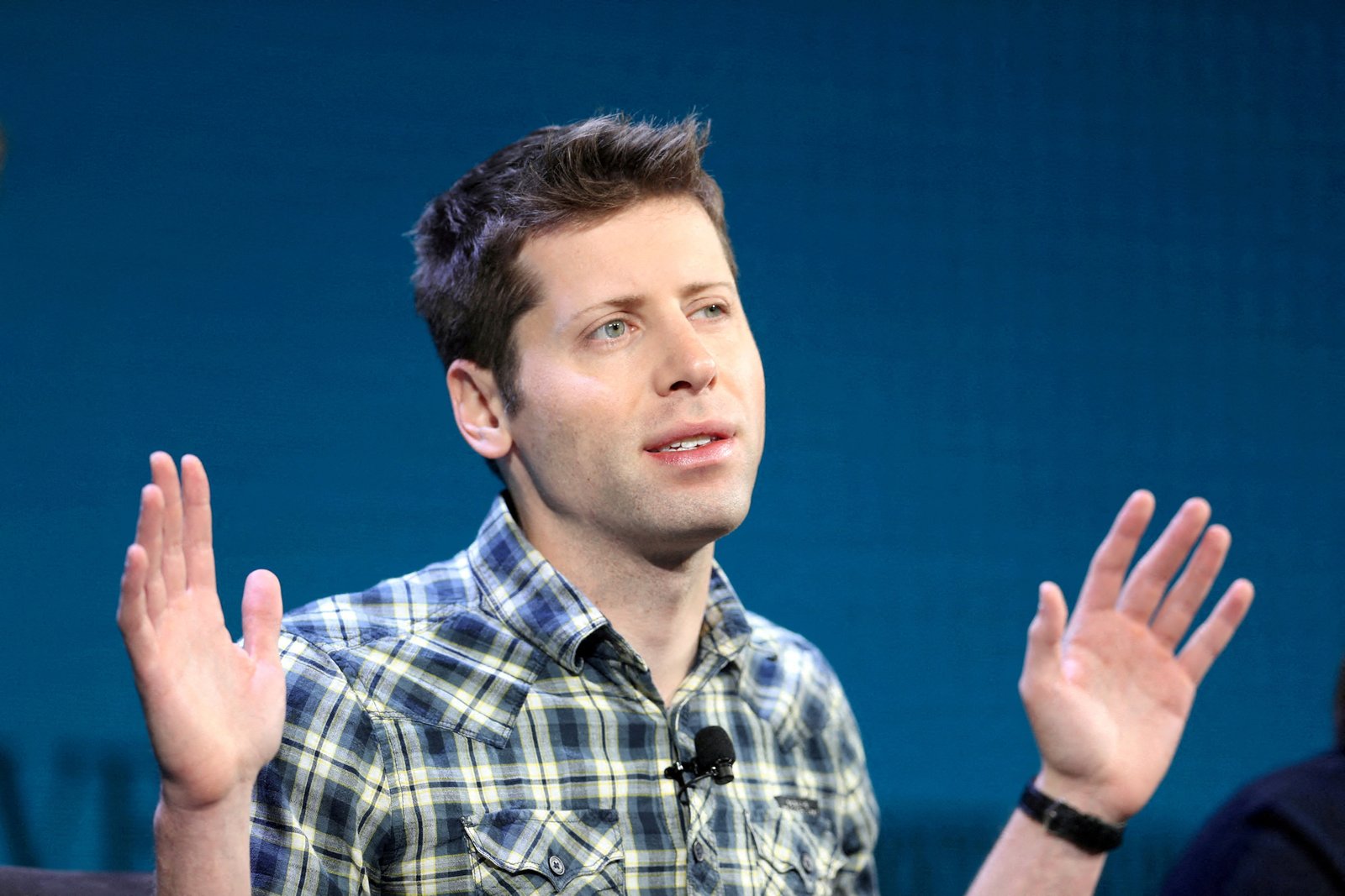 Funcionários da OpenAI ameaçam saída coletiva se conselho não reverter demissão de Sam Altman