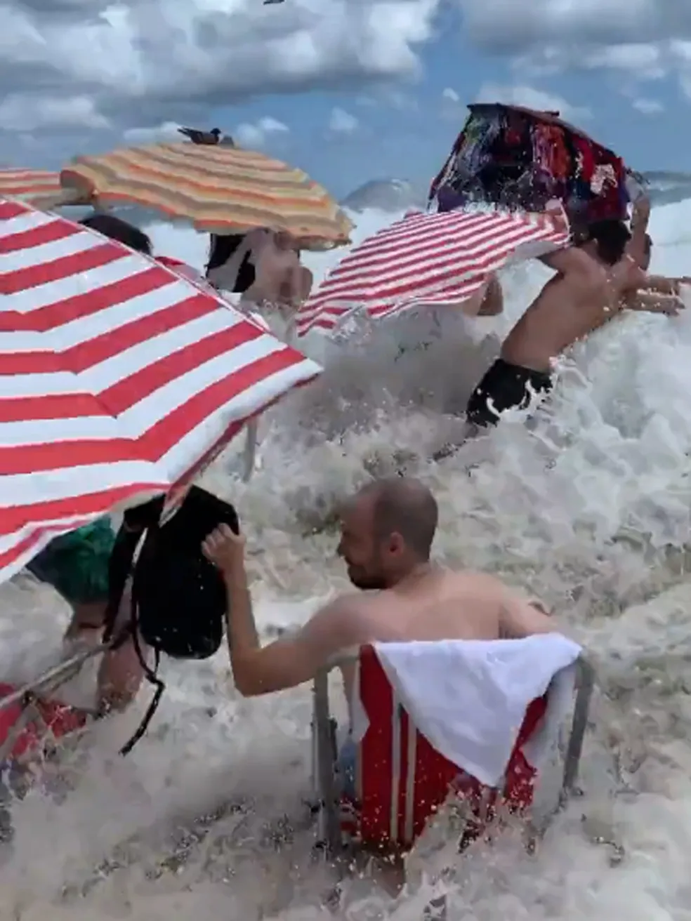 Ciclone no mar causou as ondas que invadiram a orla no Rio