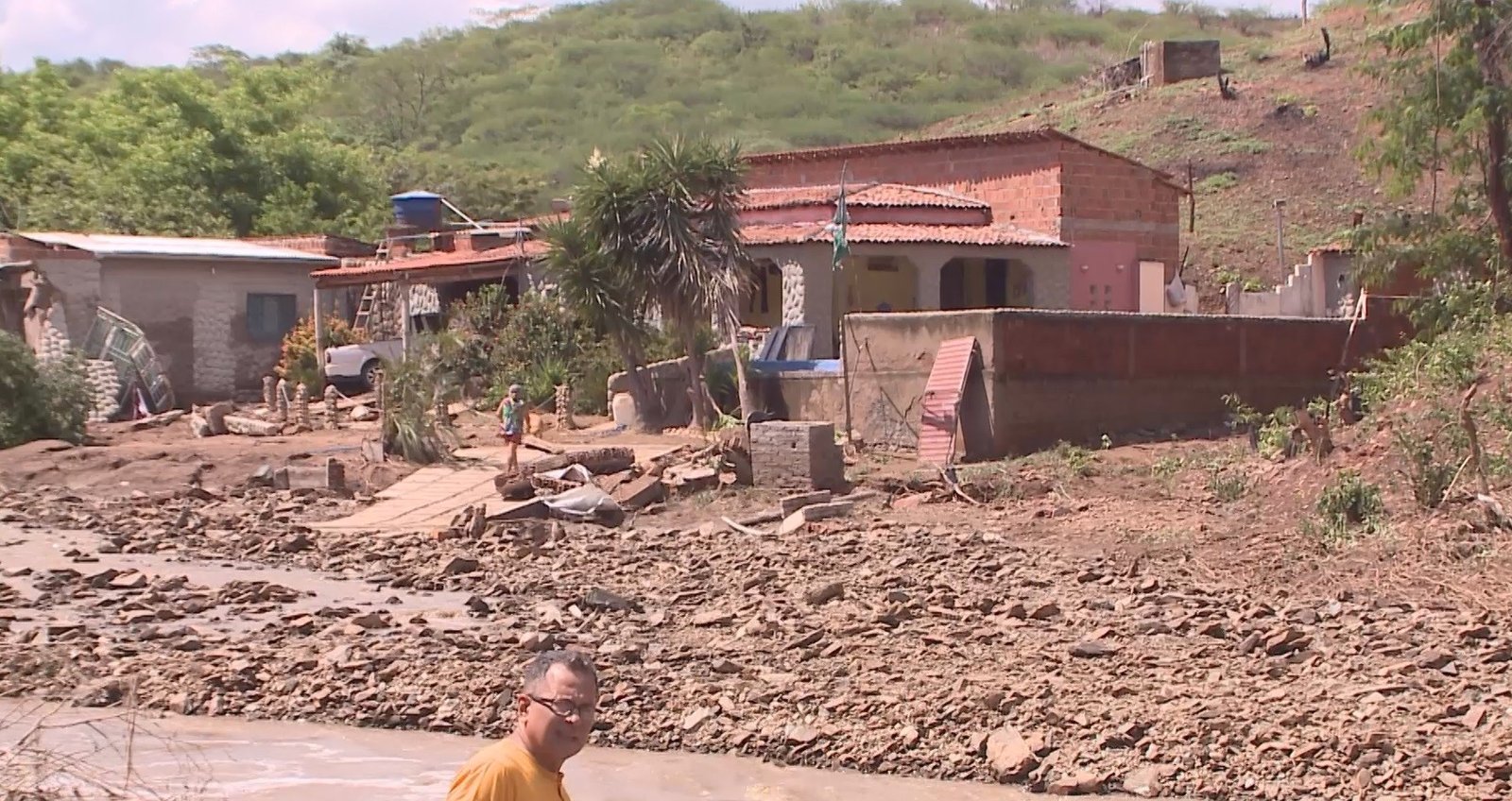 Comunidade no Sertão da PB sofre com perda de casas e plantações destruídas após rompimento de açude