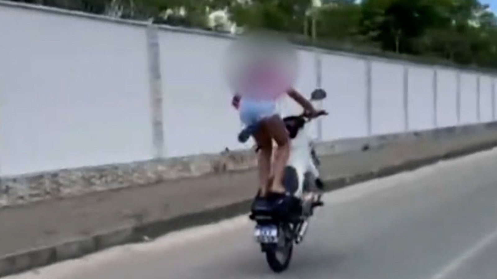 Vídeo mostra motociclista empinando moto, sem capacete, em Campina Grande