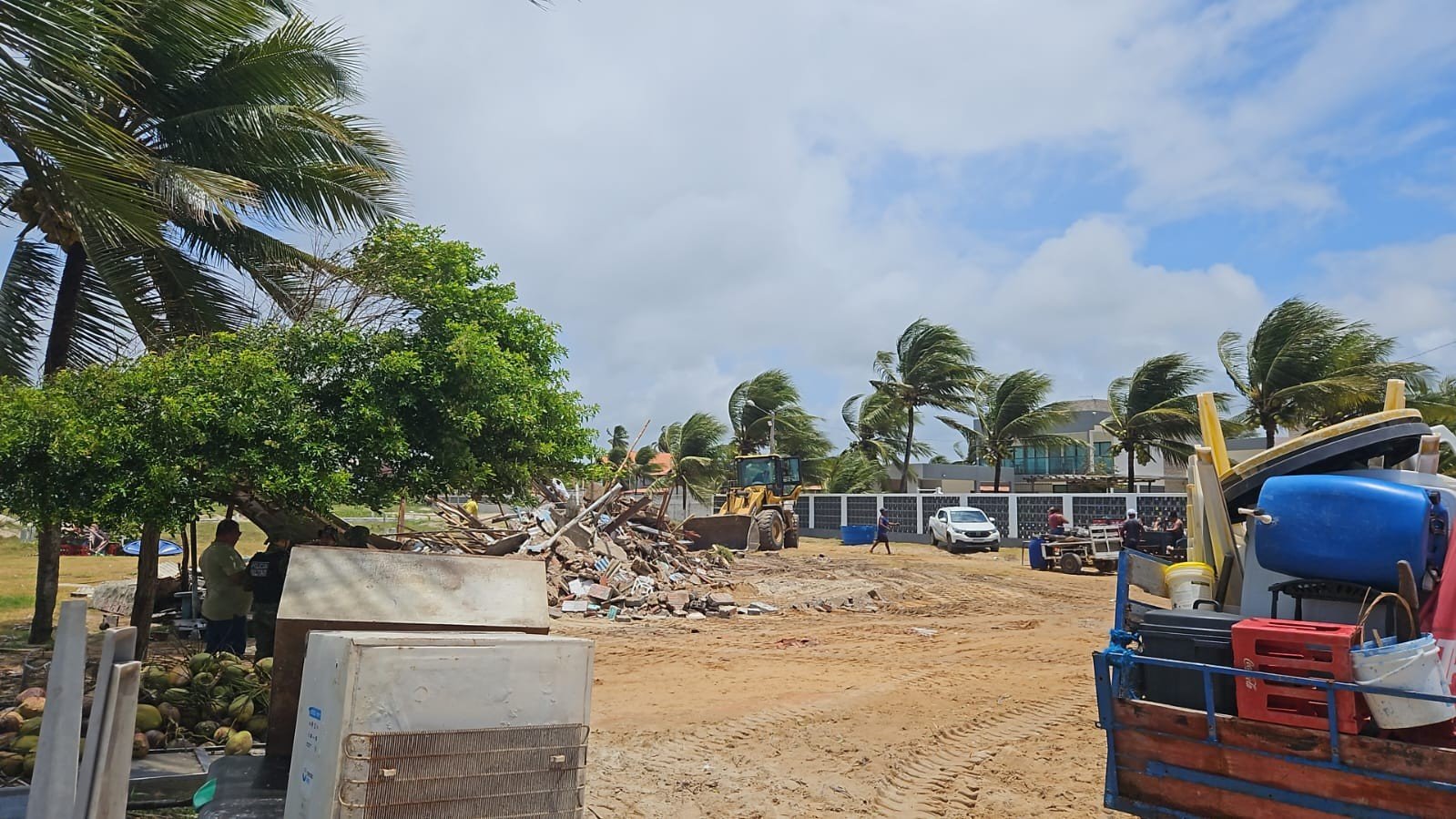 Ocupações irregulares na Orla de Lucena, Litoral da Paraíba, são demolidas e comércios retirados 1 reproducaompf - Correio Paraibano - Ocupações irregulares na Orla de Lucena, Litoral da Paraíba, são demolidas e comércios retirados