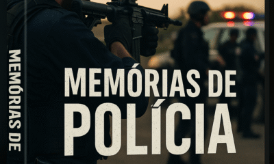 Imagem da capa do documentário com um policial segurando um fuzil. Ao fundo mais três policiais com imagem desfocada e um carro da polícia com a sirine ligada com as cores vermelho e azul. Na frente da imagem o texto Documentário Memórias de Polícia.