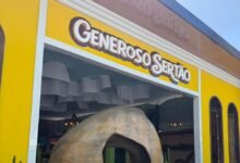 Fachada do Restaurante Generoso Sertão em João Pessoa, com entrada temática em formato de caverna sertaneja, cercada por madeira rústica e cactos decorativos, destacando o letreiro e as cores vibrantes do ambiente.