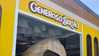 Fachada do Restaurante Generoso Sertão em João Pessoa, com entrada temática em formato de caverna sertaneja, cercada por madeira rústica e cactos decorativos, destacando o letreiro e as cores vibrantes do ambiente.