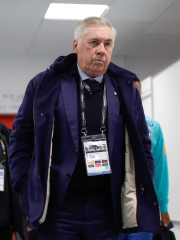Técnico da seleção brasileira, Carlo Ancelotti, desembarcando no aeroporto para o jogo Brasil x Tunísia.