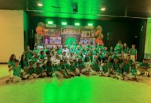 Imagem do Congresso de Capoeira em João Pessoa 2025, com mestres e alunos do Grupo Birimbau Dourado reunidos em roda durante o evento cultural.