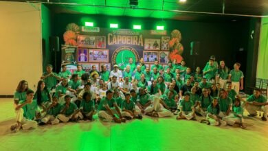 Imagem do Congresso de Capoeira em João Pessoa 2025, com mestres e alunos do Grupo Birimbau Dourado reunidos em roda durante o evento cultural.