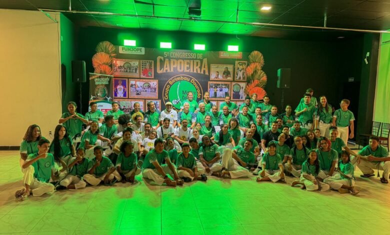 Imagem do Congresso de Capoeira em João Pessoa 2025, com mestres e alunos do Grupo Birimbau Dourado reunidos em roda durante o evento cultural.