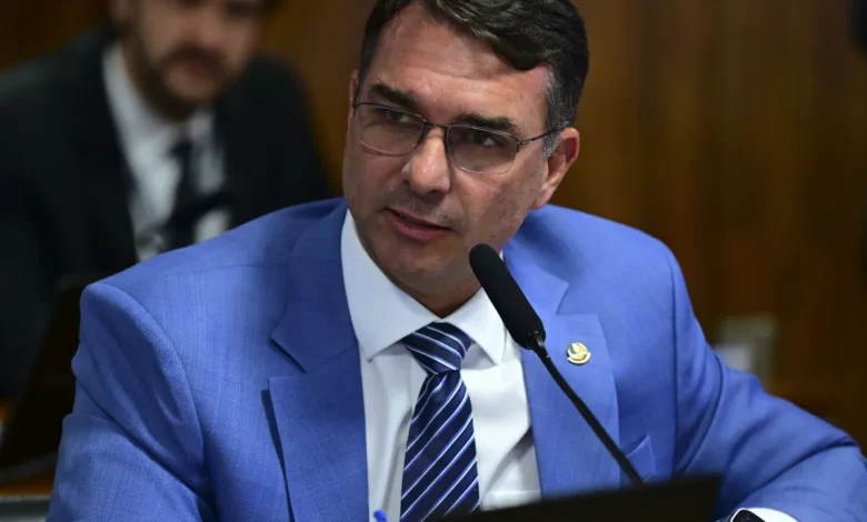 Flávio Bolsonaro ganha 265 mil seguidores após anúncio ao Planalto