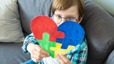 Criança com desenho de peças de puzzle coloridas representando o autismo na Paraíba.