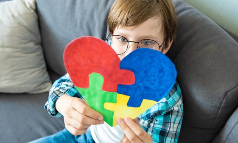 Criança com desenho de peças de puzzle coloridas representando o autismo na Paraíba.