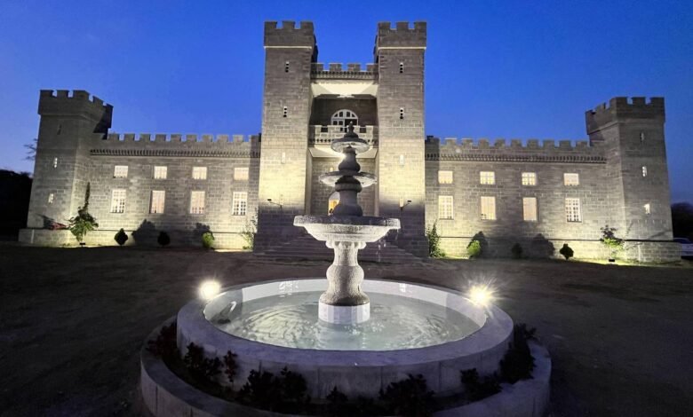 Castelo da Torre: A Nova Joia Arquitetônica da Paraíba e o Sonho que Nasceu do Coração de Campina Grande 1 Fachada iluminada do Castelo da Torre na Paraíba com fonte central ao anoitecer
