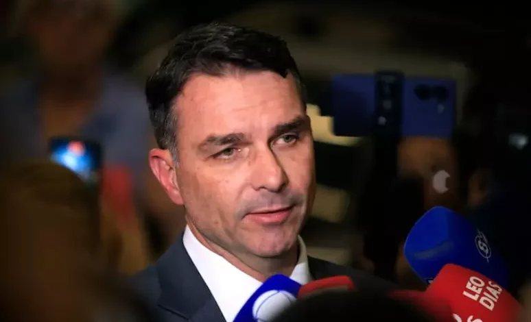 Ex-presidente escreve carta da pris&atilde;o indicando filho como pr&eacute;-candidato. Entenda a decis&atilde;o pol&iacute;tica de Bolsonaro para 2026.