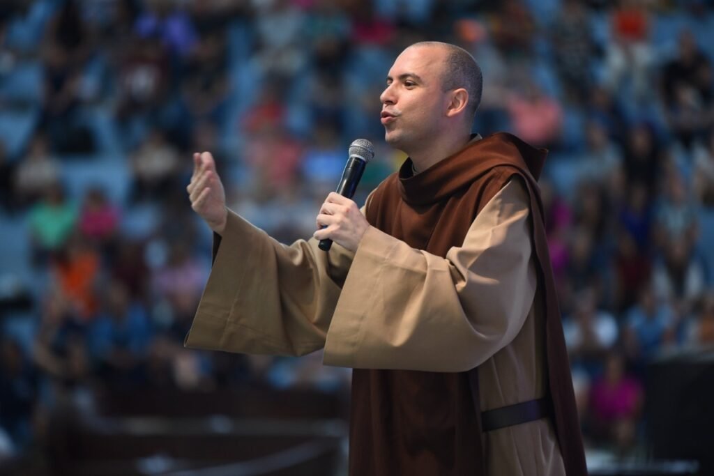 Réveillon João Pessoa 2026: guia completo da virada 3 Frei Gilson cantando no Réveillon João Pessoa 2026