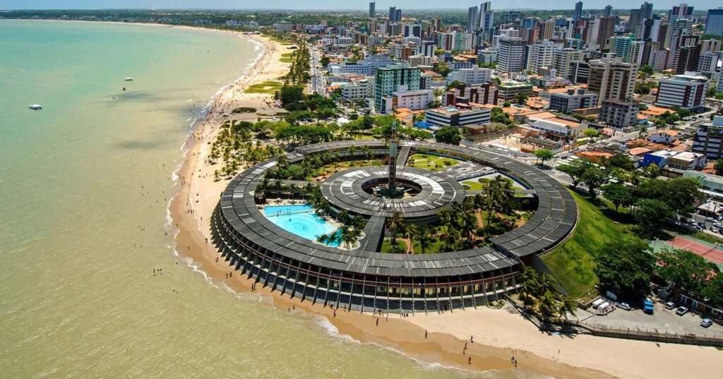 Réveillon João Pessoa 2026: guia completo da virada 6 Hotéis recomendados em Tambaú, na foto, o Hotel Tambaú que segue desativado mas que ainda é um dos cartões postais mais lindo da capital para o Réveillon João Pessoa 2026.