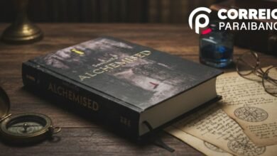 Edição física de Alchemised em capa dura, ilustrada e com acabamento em relevo, usada na resenha de alchemised