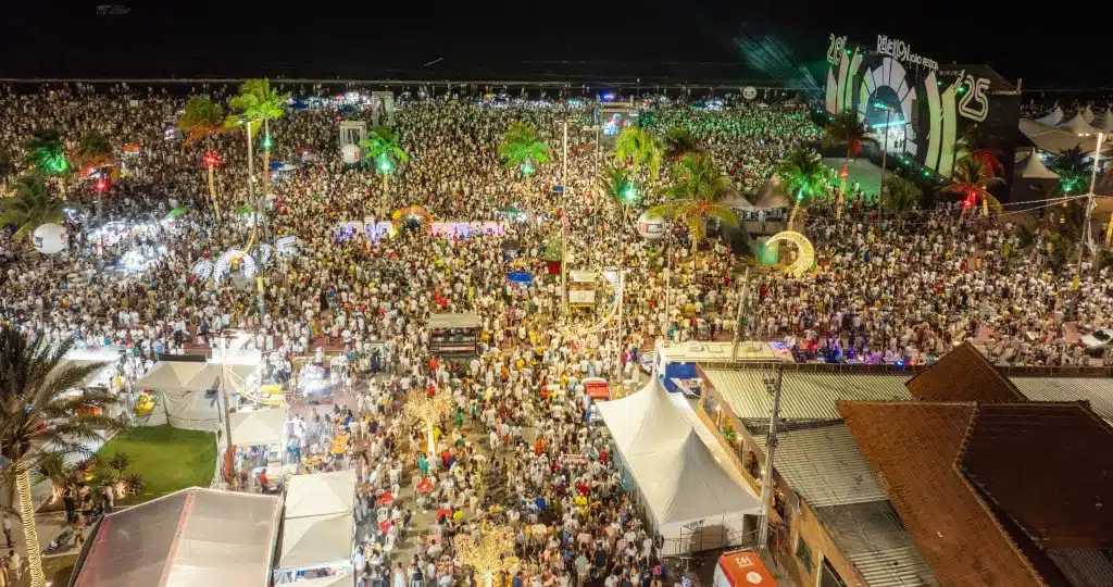 Réveillon João Pessoa 2026: guia completo da virada 5 Revéillon João Pessoa 2026, vista de cima do show de 2024 para 2025.