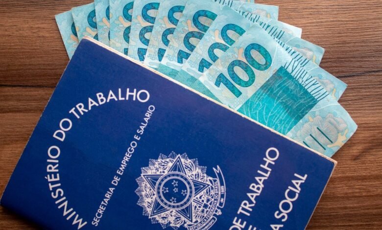 Sal&aacute;rio m&iacute;nimo vai para R$ 1.621 em 2026. Entenda o reajuste, quem recebe e como o aumento impacta aposentadorias e benef&iacute;cios.