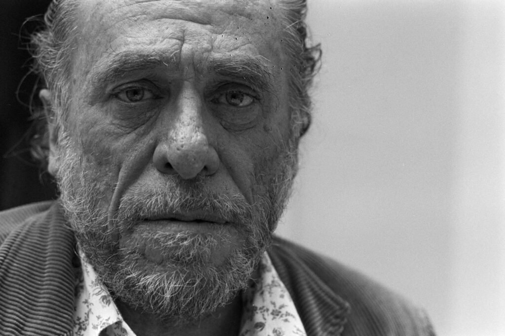 Qual é a principal obra de Charles Bukowski? Quem foi o autor e por onde começar a ler 2 8ebd89dde35f55ce3d48c081c99ce30e0df6c355 - Correio Paraibano - Qual é a principal obra de Charles Bukowski? Quem foi o autor e por onde começar a ler